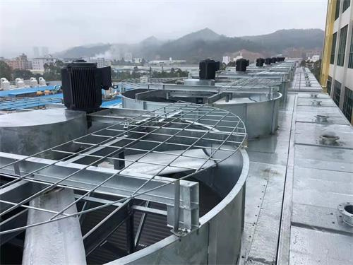 裝填料的冷卻塔的蒸發量是多少？